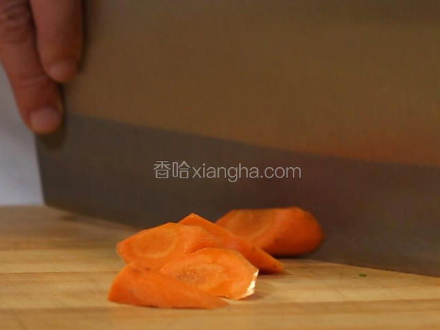 胡萝卜切滚刀块，香菜切小段。