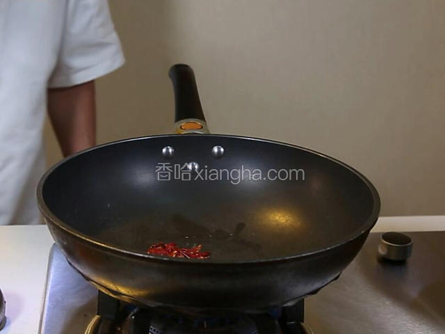 锅中下油15克，大火烧热下大料2克，干辣椒10克，豆瓣酱15克，炒香煸出红油。