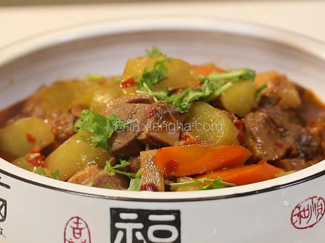 炖10分钟出锅装盘，撒入香菜即可。