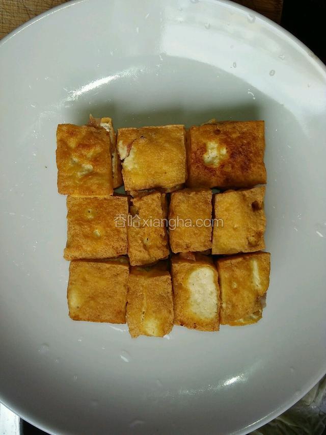 很随意，白菜片卷肉馅围在盘边，制成莲花卷。
咸鸭蛋黄切碎，放在莲花卷上。
