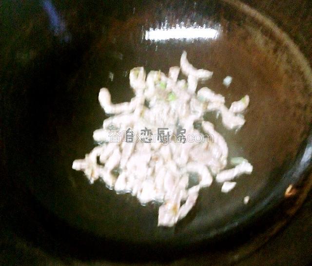 锅内倒适量油，热锅凉油放入葱花,滑炒肉丝。
   