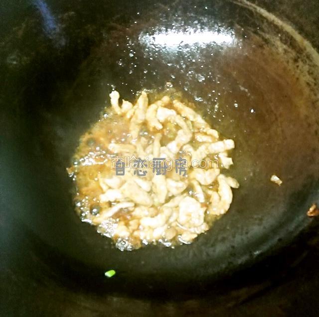 将肉丝滑炒变色至八分熟时淋少许生抽,控油盛出备用。
   