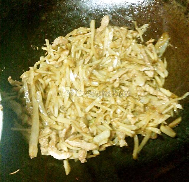  洋姜丝变色后加入肉丝,翻炒均匀。
  