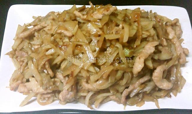 炒断生，肉丝熟后加入盐和鸡精调味出锅。
     
