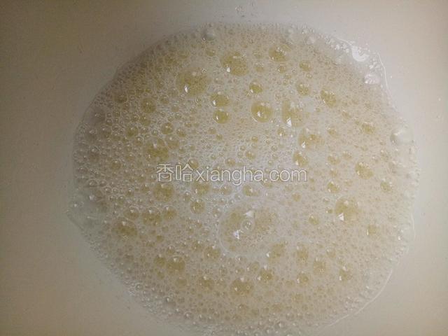 蛋清用电动打蛋器打出鱼眼泡
