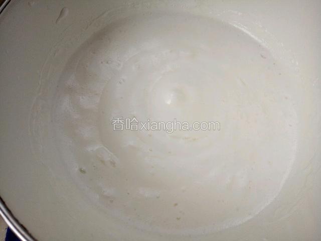 往蛋清中加入1/3的白糖，继续搅打至细腻浓稠