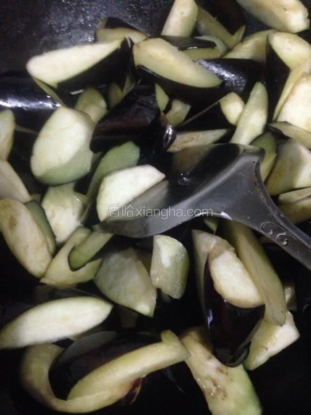 
重新起锅加入适量的食用油
(茄子比较吸油，所以食用油需要比平时炒菜的量多一些)，
油热后放入茄子，中火煸炒。