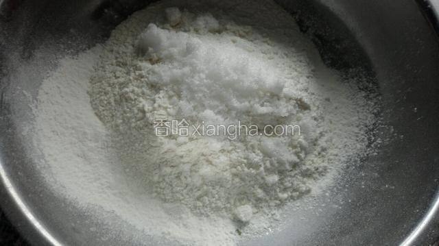 将面粉，白糖，泡打粉过筛混合！