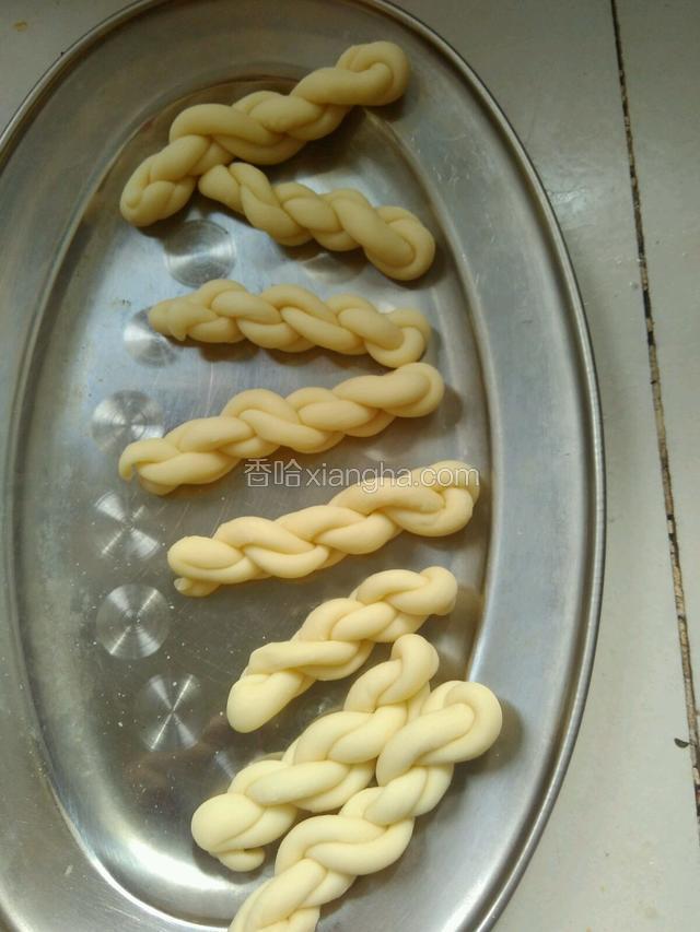 一个个的做好放在盘子里准备下锅炸