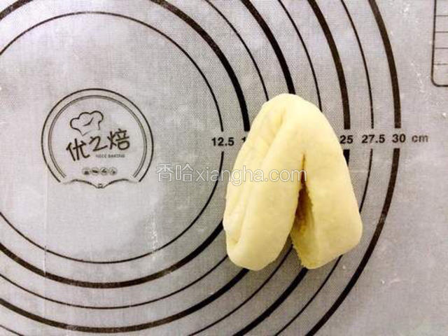 中间一刀切下去，不要整块切断。
