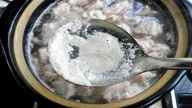 中火煮开后，将浮沫撇净（这步很关键，浮沫撇净，肉才不膻）