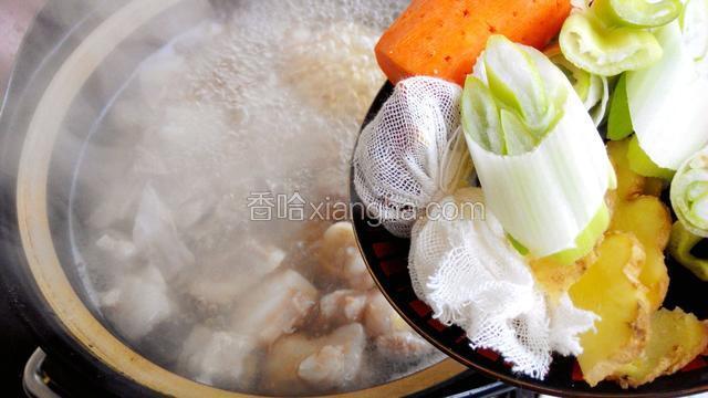 将葱、姜、胡萝卜和花椒包放入