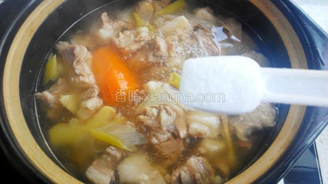 小火炖一个小时加盐调味，再炖五分钟即可