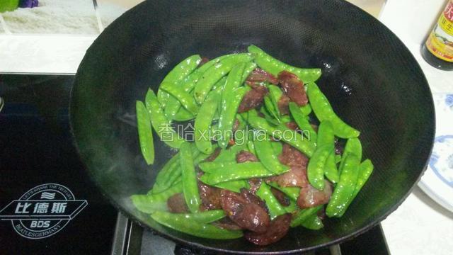 
放入盐，鸡精，荷兰豆颜色变深绿点就熟了。