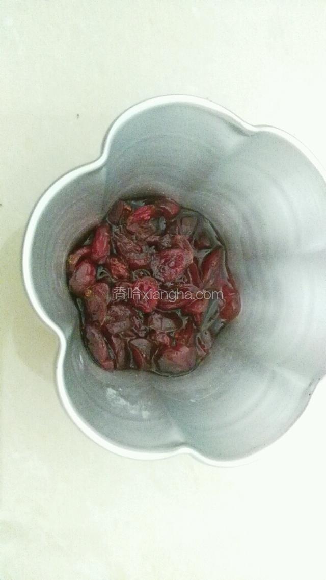 蔓越莓加入朗母酒浸泡至少4小时以上(不用担心酒精 都挥发掉了 小孩吃就用水代替吧)