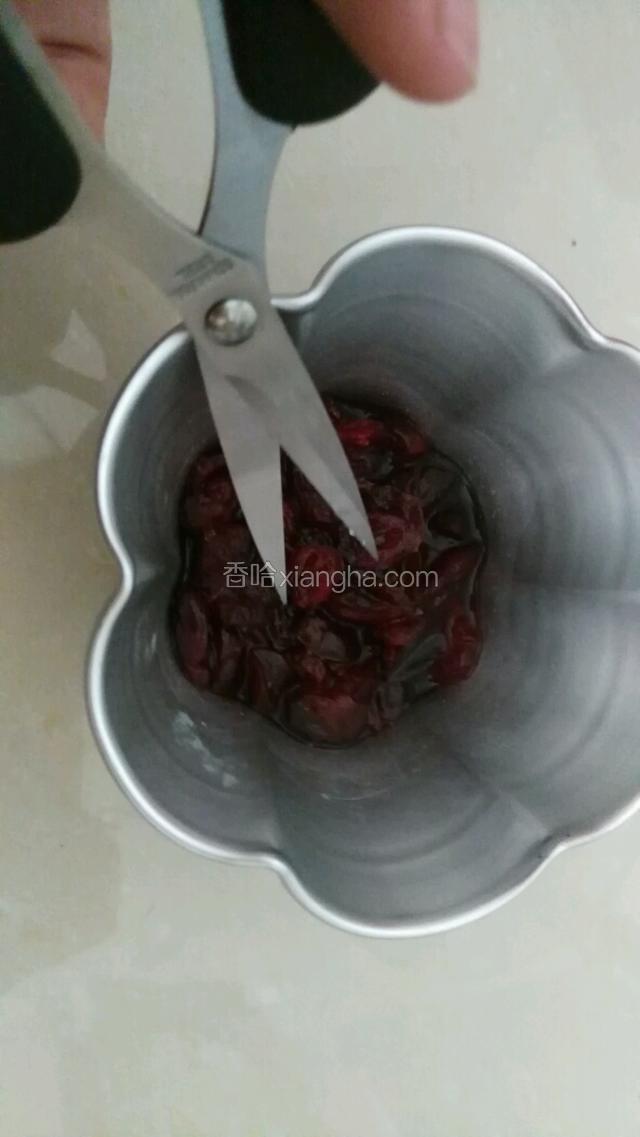 泡好了 用剪刀把蔓越莓剪成小颗粒 （实在大颗 也可以泡之前剪好）