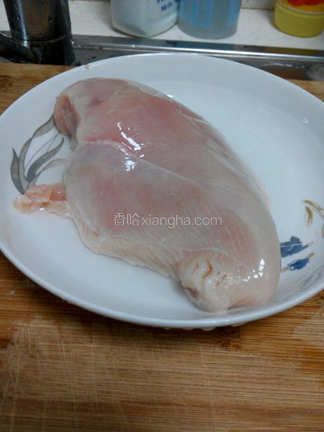 把鸡脯肉洗净。