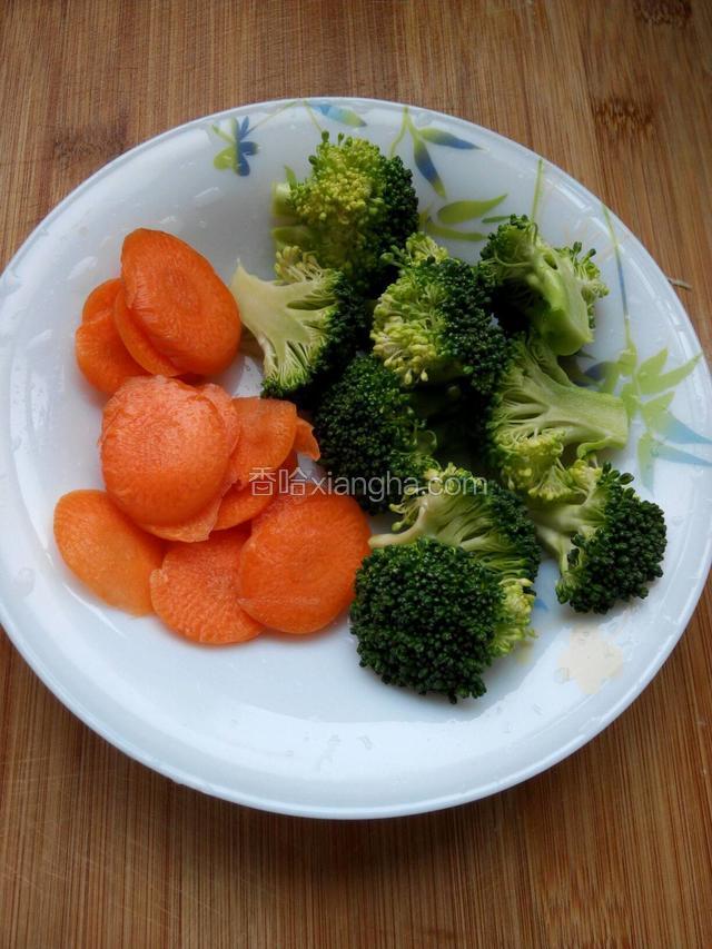 把胡萝卜洗净切成片，西兰花掰成小朵后洗净。