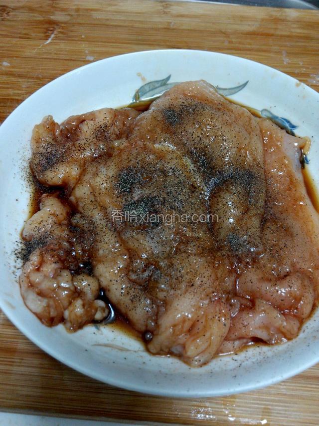 在鸡脯肉上撒上适量盐、料酒、生抽、黑胡椒粉腌制，腌制时间长些才能的更加入味。