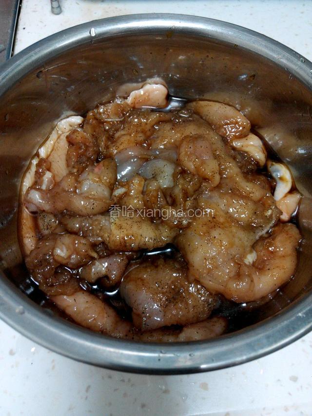 这是腌制中的鸡脯肉。