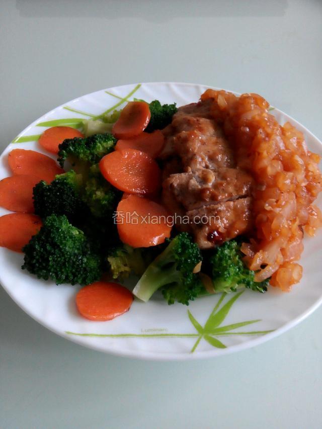 用煎鸡脯肉的余油把胡萝卜片稍微煎至一下，然后装盘，把炒好的洋葱汁浇在盘中的鸡排上，这道黑椒鸡排就好了，这就成品图，是不是很诱人？