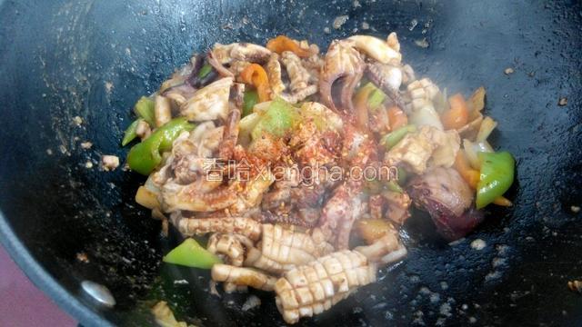 放入盐和鸡精调味，最后撒一些烤肉串用的调料翻炒均匀。
