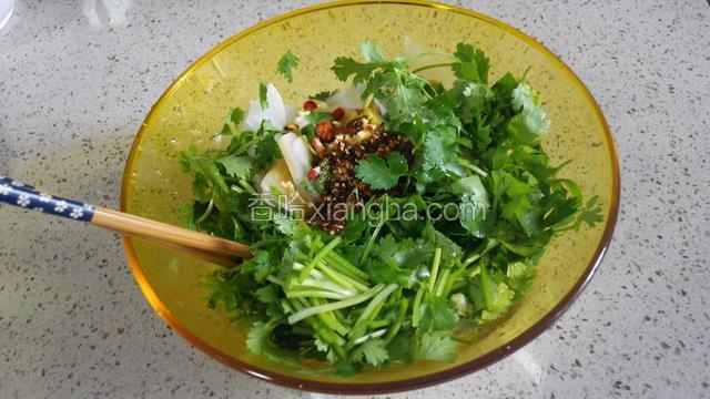 装萝卜的碗里放入香菜，还有上述的调料搅拌均匀。