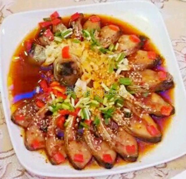 倒入适量油，香油，味极鲜（不要用红烧酱油噢哦！影响美观）。
中火蒸十五分钟左右，撒上葱末和芝麻就可以出锅了。