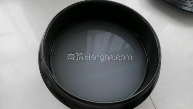 把第二遍的淘米水倒入石锅中。