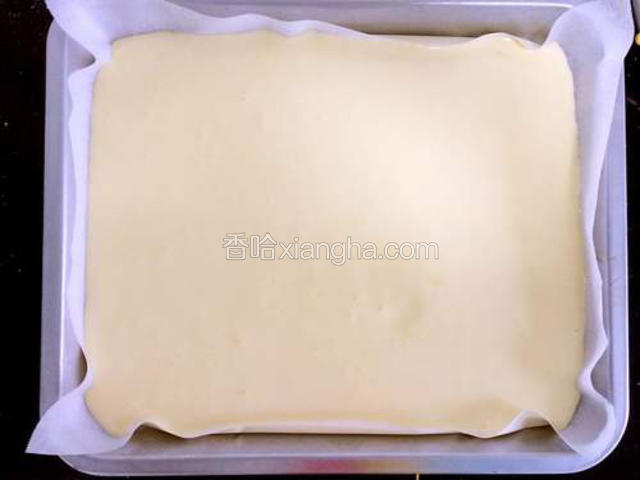 在烤盘中铺上烘焙纸，将面糊倒入，震出大气泡，面糊表面很平整光滑了。