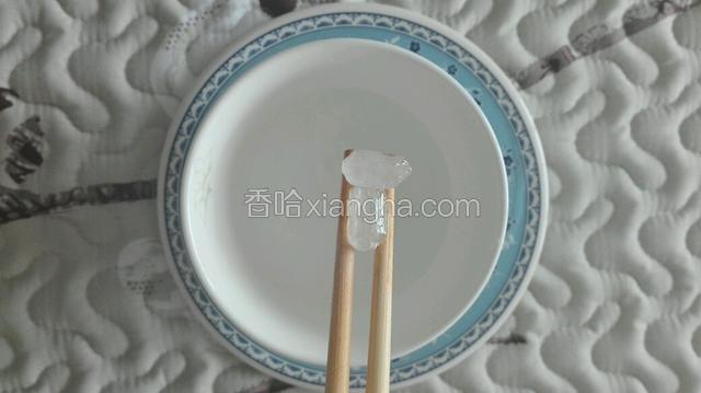 在一碗中倒入开水，加入12颗冰糖，搅拌让其溶解为冰糖水。