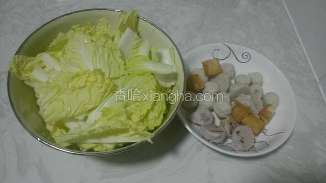 娃娃菜叶子掰开切小点的长段，鱼丸装盘备用。