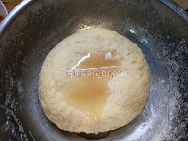 揉好的面团醒发十几分钟，加入猪油继续揉匀，这一步要充分揉匀，把猪油揉进面团中，但无需揉出手套膜也可