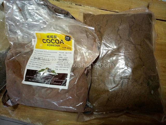 把红糖，原味可可粉加适量低筋粉混合均匀
