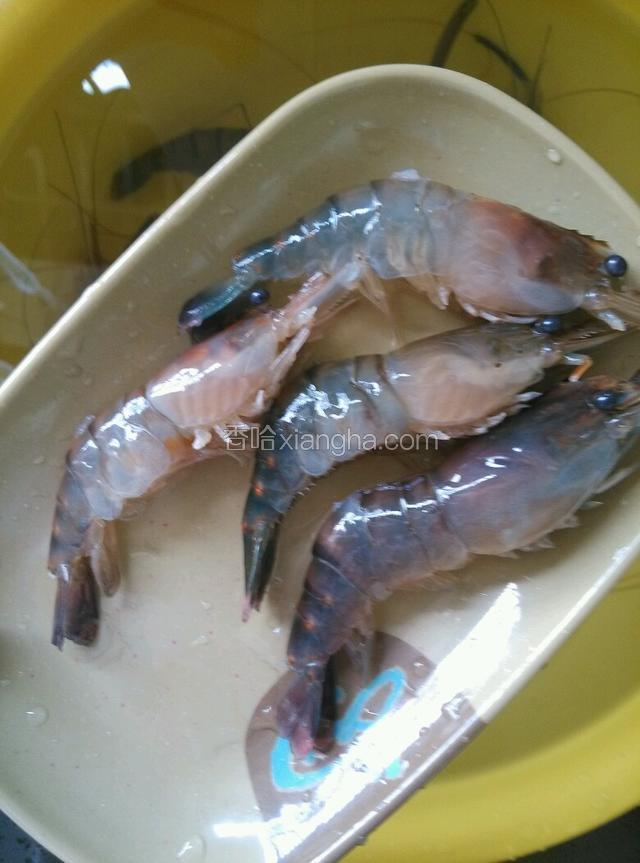 剪去虾须，虾枪，虾腿，再剪开虾背，用牙签挑出虾线，清理去虾囊。再剪去虾尾刺。清洗干净。
