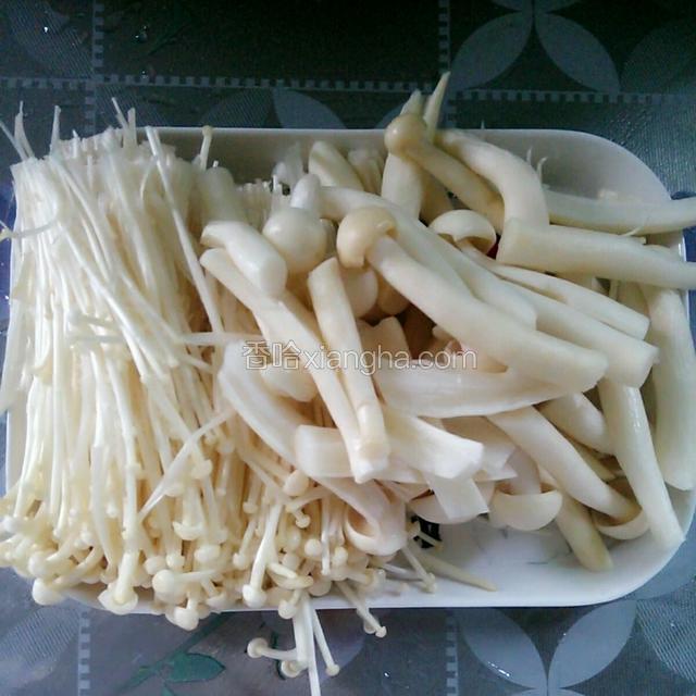 金针菇，海鲜菇洗净。