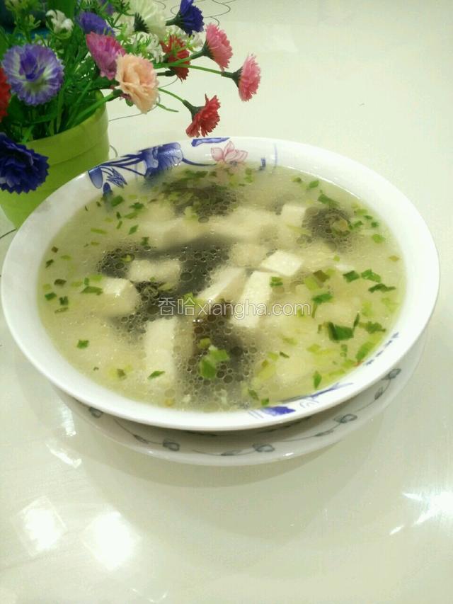 用少许盐和鸡精调味，盛出。