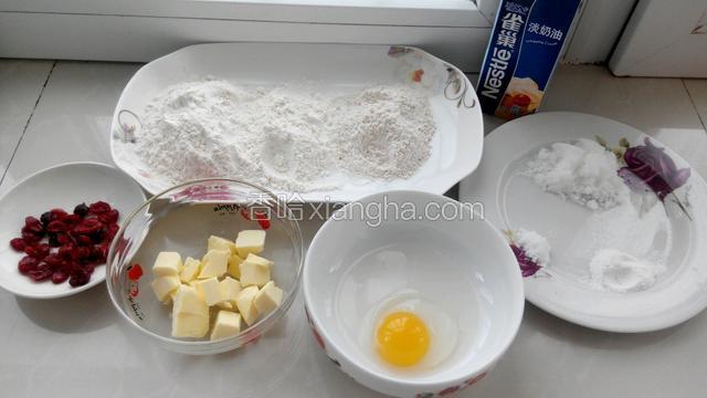 准备好食材，黄油稍稍软化。