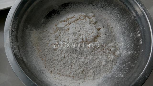 把高粉，低粉，全麦粉混合均匀筛入盆中。