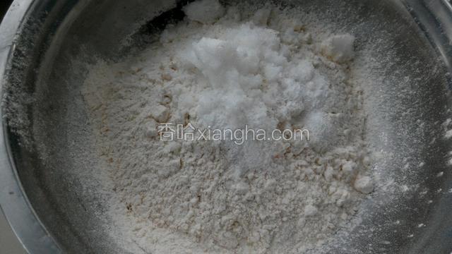 把糖，盐和泡打粉倒入面粉中拌匀。