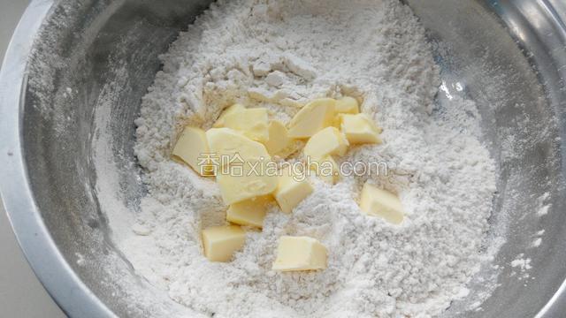 再把黄油放入面粉中。