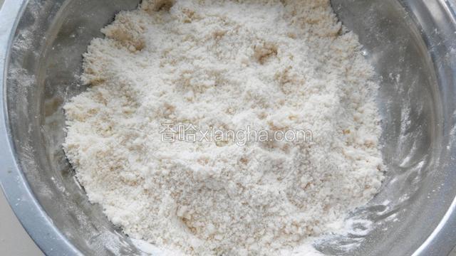 和面粉抓搓成小颗粒状。
