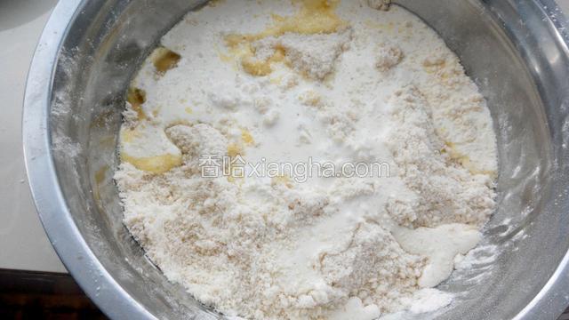 倒入打散的蛋液和奶油用刮刀拌匀。