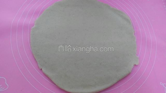 把面团取出擀成圆片。
