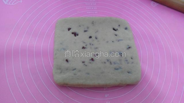 擀成厚度一厘米多点的方片。