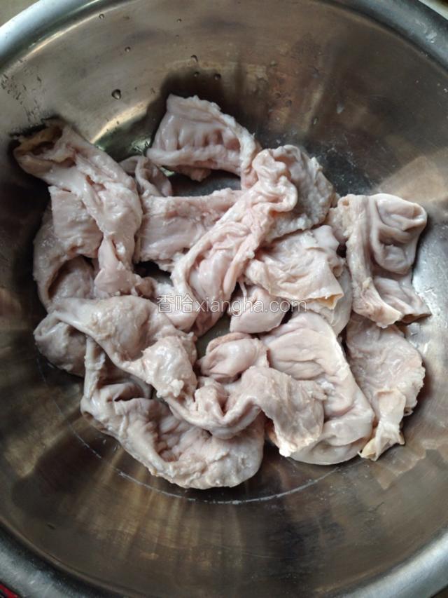 第三步：把大肠全部翻过来，
不喜欢烧好后的大肠太油腻的，这个时候可以撕掉肠子内部的肥油，我就清理的比较干净。
喜欢吃那种油油的感觉就不需要把肥油撕的太干净。