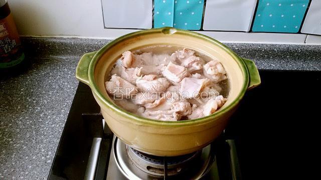 砂锅水开后下用焯水羊肉块