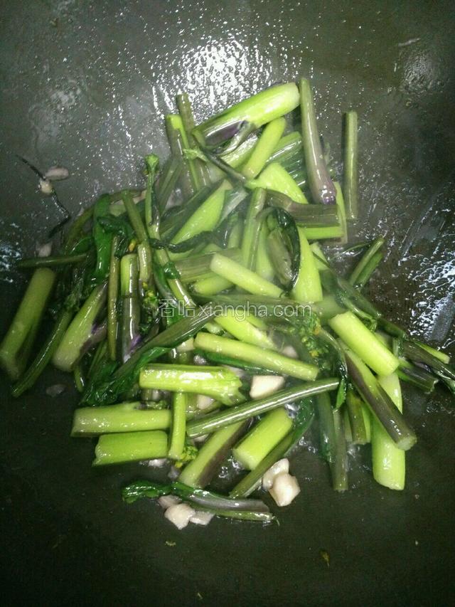 菜苔炒断生后，加入盐，鸡精炒匀。