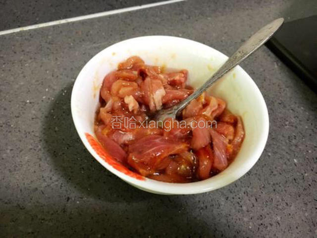 肉切丝，用少许盐加生抽蚝油拌匀，腌制十分钟左右。
