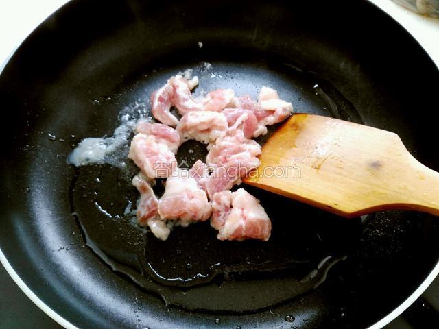 锅加热放油，煸炒肉片